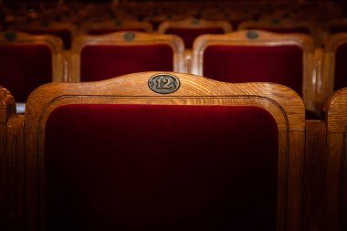 Tiyatroda kırmızı koltuklar