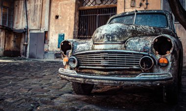 Lviv, Ukrayna - 20 Temmuz 2017: Eski terk edilmiş araba