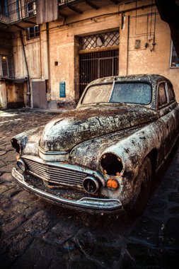 Lviv, Ukrayna - 20 Temmuz 2017: Eski terk edilmiş araba