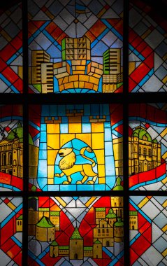 Lviv, Ukrayna - 21 Şubat 2021: Lviv belediyesinde Lviv armalı vitray pencere