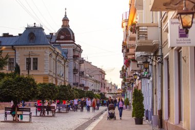 CHERNIVTSI, UKRAINE - 16 Haziran 2017: Chernivtsi Caddesi