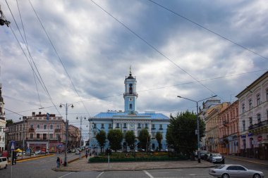 CHERNIVTSI, UKRAINE - 16 Haziran 2017: Chernivtsi Belediye Binası. Merkez kare