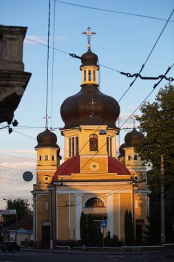 CHERNIVTSI, UKRAINE - 16 Temmuz 2017: Çernivtsi 'deki Varsayım Kilisesi