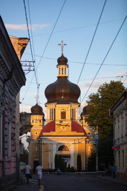 CHERNIVTSI, UKRAINE - 16 Temmuz 2017: Çernivtsi 'deki Varsayım Kilisesi