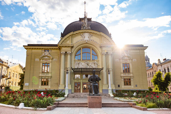 ЧЕРНИВЦИ, Украина - 16 июля 2017 года: Черновицкий музыкально-драматический театр