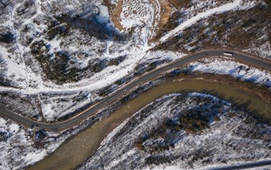 Kışın insansız hava aracından dağ yoluna hava manzarası