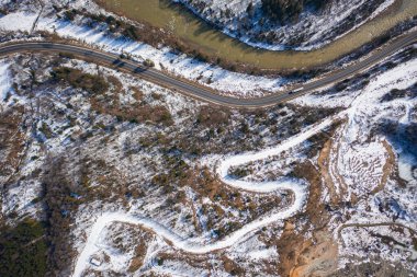 Kışın insansız hava aracından dağ yoluna hava manzarası