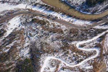 Kışın insansız hava aracından dağ yoluna hava manzarası