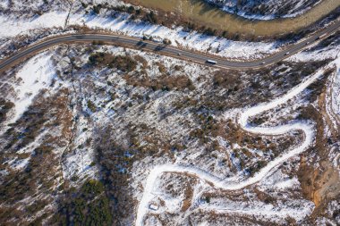Kışın insansız hava aracından dağ yoluna hava manzarası
