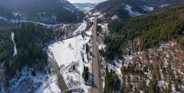 Kışın insansız hava aracından dağ yoluna hava manzarası
