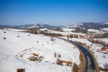 Kışın insansız hava aracından dağ yoluna hava manzarası