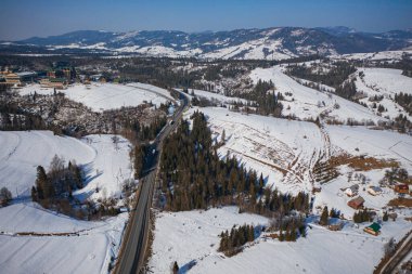 Kışın insansız hava aracından dağ yoluna hava manzarası