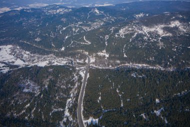 Kışın insansız hava aracından dağ yoluna hava manzarası