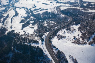 Kışın insansız hava aracından dağ yoluna hava manzarası