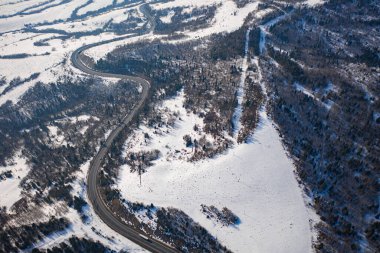 Kışın insansız hava aracından dağ yoluna hava manzarası