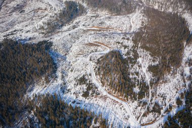 Kışın insansız hava aracından dağ yoluna hava manzarası