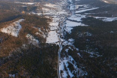Kışın insansız hava aracından dağ yoluna hava manzarası