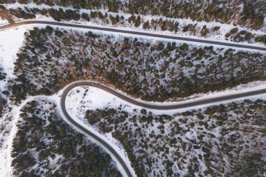 Kışın insansız hava aracından dağ yoluna hava manzarası