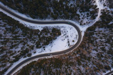 Kışın insansız hava aracından dağ yoluna hava manzarası