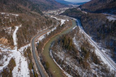 Kışın insansız hava aracından dağ yoluna hava manzarası