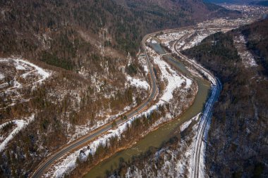 Kışın insansız hava aracından dağ yoluna hava manzarası