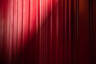 Tiyatro arka planında kırmızı perde