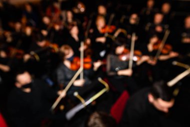 Tiyatrodaki orkestranın odaksız resmi