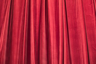 Tiyatro arka planında kırmızı perde