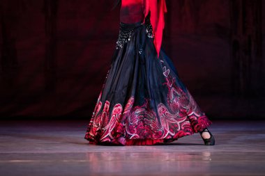 Sahnede yapayalnız dans eden balerinin yakın çekimi. Balerin bacakları yakın plan