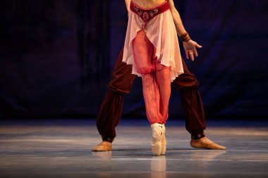 Klasik bale çifti sahnede.