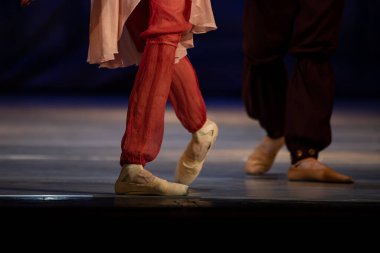 Klasik bale çifti sahnede.