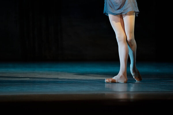 Крупный план танца балерины, изолированного на сцене. Балерины ноги крупным планом