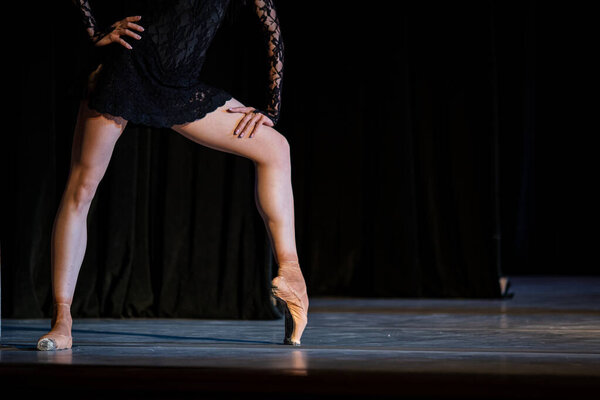 Крупный план танца балерины, изолированного на сцене. Балерины ноги крупным планом