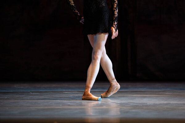 Крупный план танца балерины, изолированного на сцене. Балерины ноги крупным планом