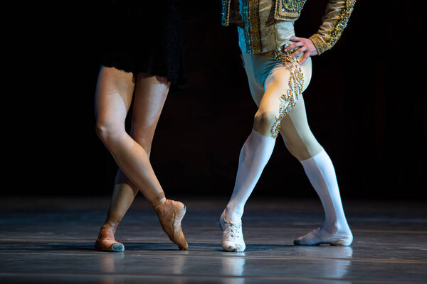 Крупный план балетной пары на сцене