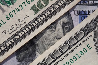 Benjamin Franklin tasarım amacıyla 100 dolarlık banknotları inceliyor.