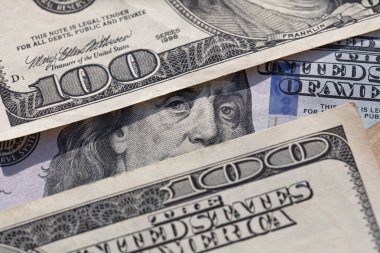 Benjamin Franklin tasarım amacıyla 100 dolarlık banknotları inceliyor.