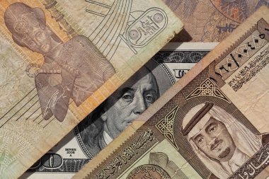 100 Amerikan doları ve eski Suudi Arabistan ritüeli, Mısır 'ın 50 kuruşu tasarım amaçlı.