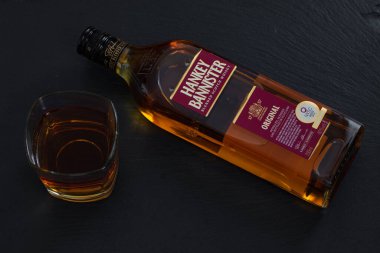 Airdrie, İskoçya - 23 Mart 2021: Hankey Bannister, siyah arkaplanda izole edilmiş viski şişesi