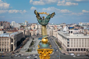 Kyiv, Ukrayna - 1 Nisan 2021: Kyiv 'deki Bağımsızlık Anıtı. İnsansız hava aracından görüntüle