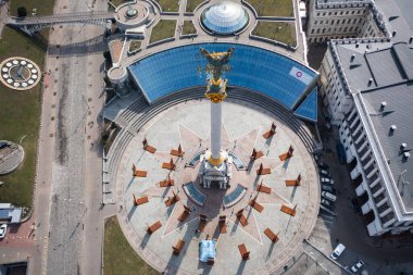 Kyiv, Ukrayna - 1 Nisan 2021: Kyiv 'deki Bağımsızlık Anıtı. İnsansız hava aracından görüntüle