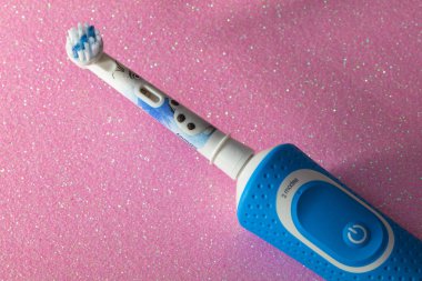 Frankfurt, Almanya - 10 Nisan 2021: Çocuklar için Braun Oral-B şarj edilebilir diş fırçası. Disney Donmuş II
