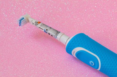 Frankfurt, Almanya - 10 Nisan 2021: Çocuklar için Braun Oral-B şarj edilebilir diş fırçası. Disney Donmuş II