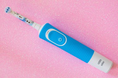 Frankfurt, Almanya - 10 Nisan 2021: Çocuklar için Braun Oral-B şarj edilebilir diş fırçası. Disney Donmuş II