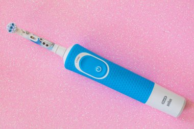 Frankfurt, Almanya - 10 Nisan 2021: Çocuklar için Braun Oral-B şarj edilebilir diş fırçası. Disney Donmuş II