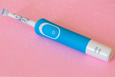 Frankfurt, Almanya - 10 Nisan 2021: Çocuklar için Braun Oral-B şarj edilebilir diş fırçası. Disney Donmuş II