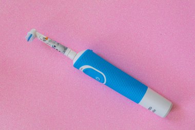 Frankfurt, Almanya - 10 Nisan 2021: Çocuklar için Braun Oral-B şarj edilebilir diş fırçası. Disney Donmuş II