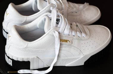 Lviv, Ukrayna: 9 Nisan 2021: Beyaz Puma spor ayakkabıları