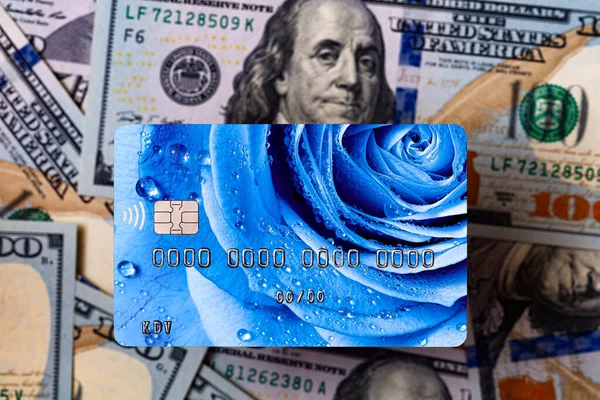 Cartão Débito Com Desenho Rosa Sobre Fundo Notas 100 Dólares — Fotografia de Stock