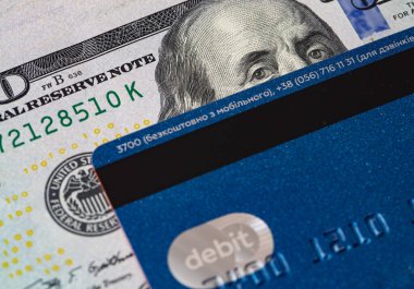 Tasarım amaçlı banka kartı ve 100 dolarlık banknot.